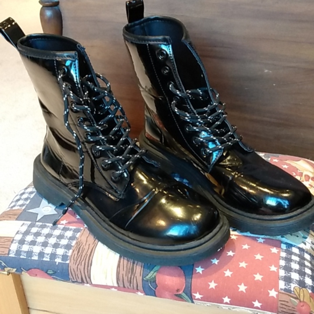 Man made black boots 8/9